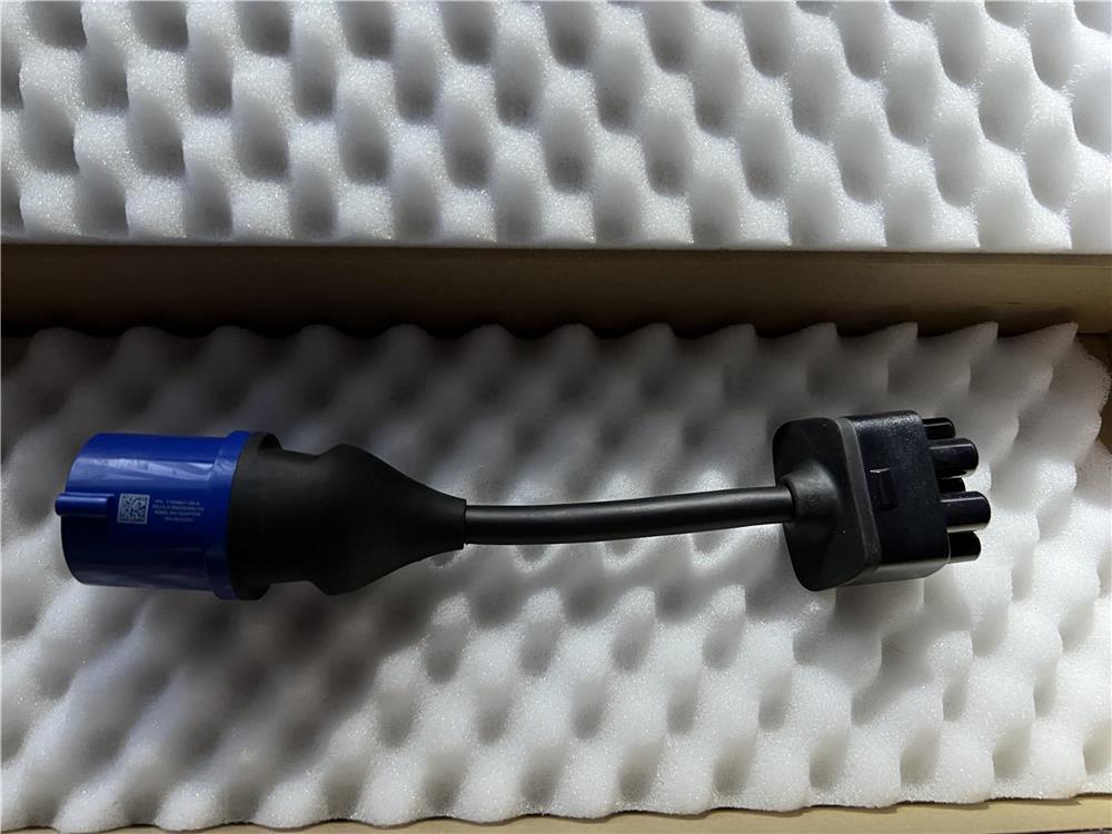 Tesla UMC2 töltőhöz való kék adapter 16A Blauer Adapter - 16A 22.000Ft