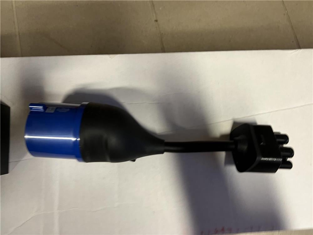 Tesla UMC2 töltőhöz való kék adapter 32A Blauer Adapter - 32A 23 eFt e