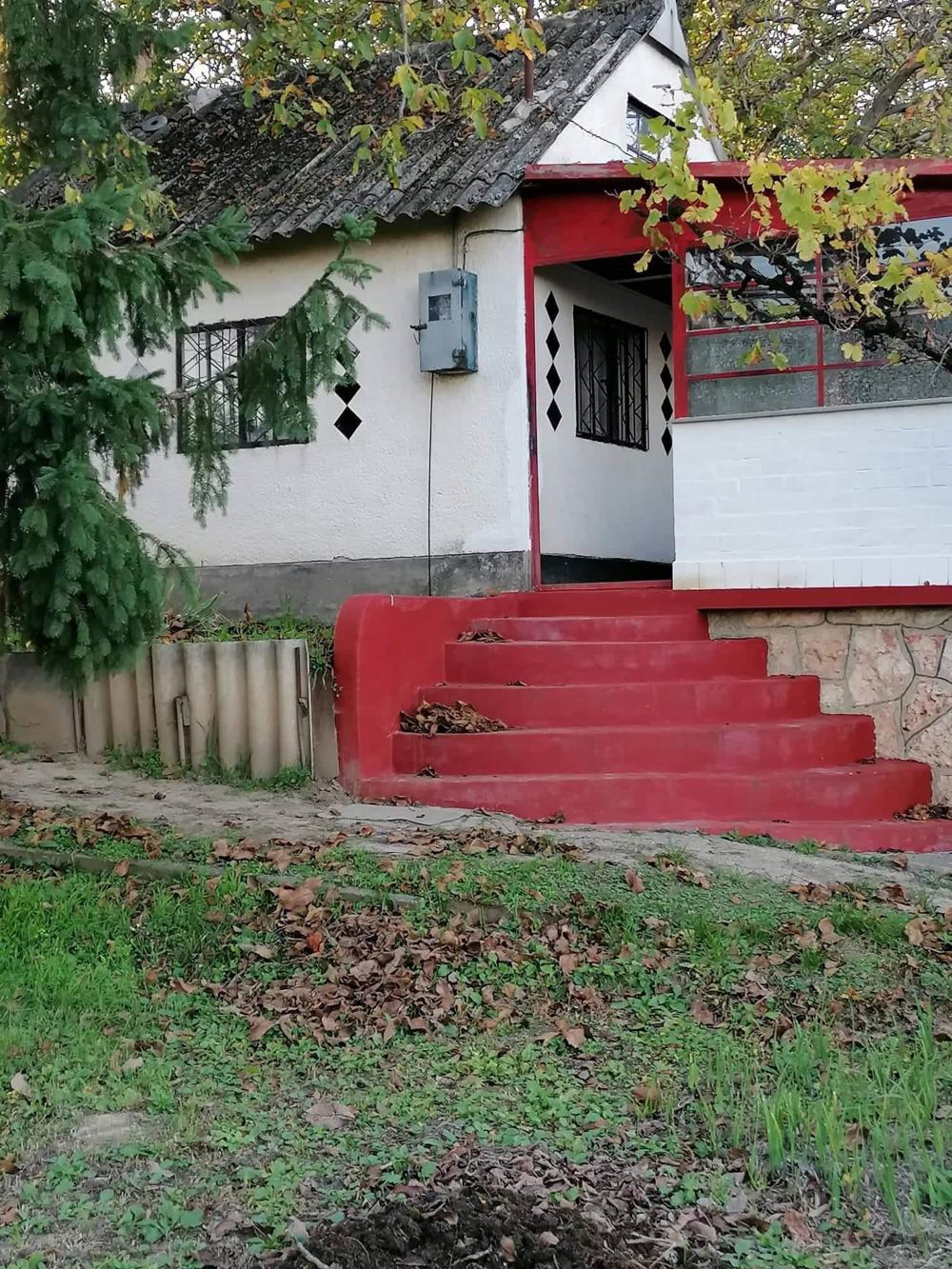 Gyümölcsös és szőlő épülettel eladó 