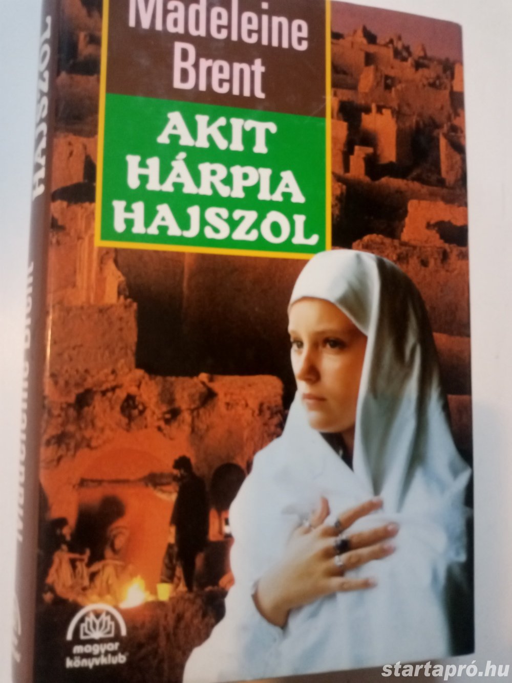 Madeleine Brent Akit Hárpia hajszol