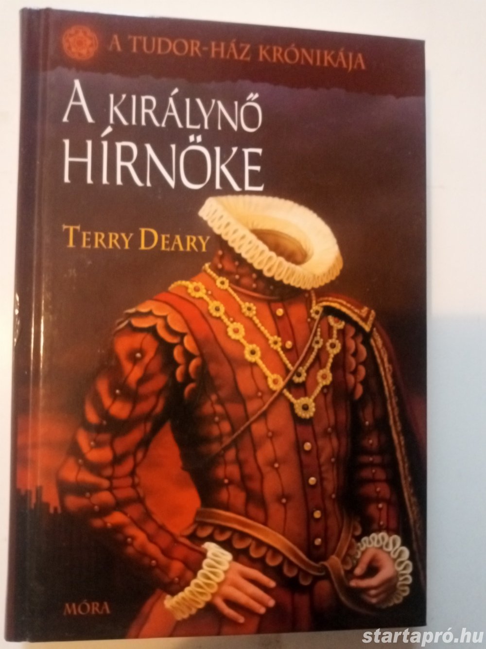 Terry Deary A királynő hírnöke