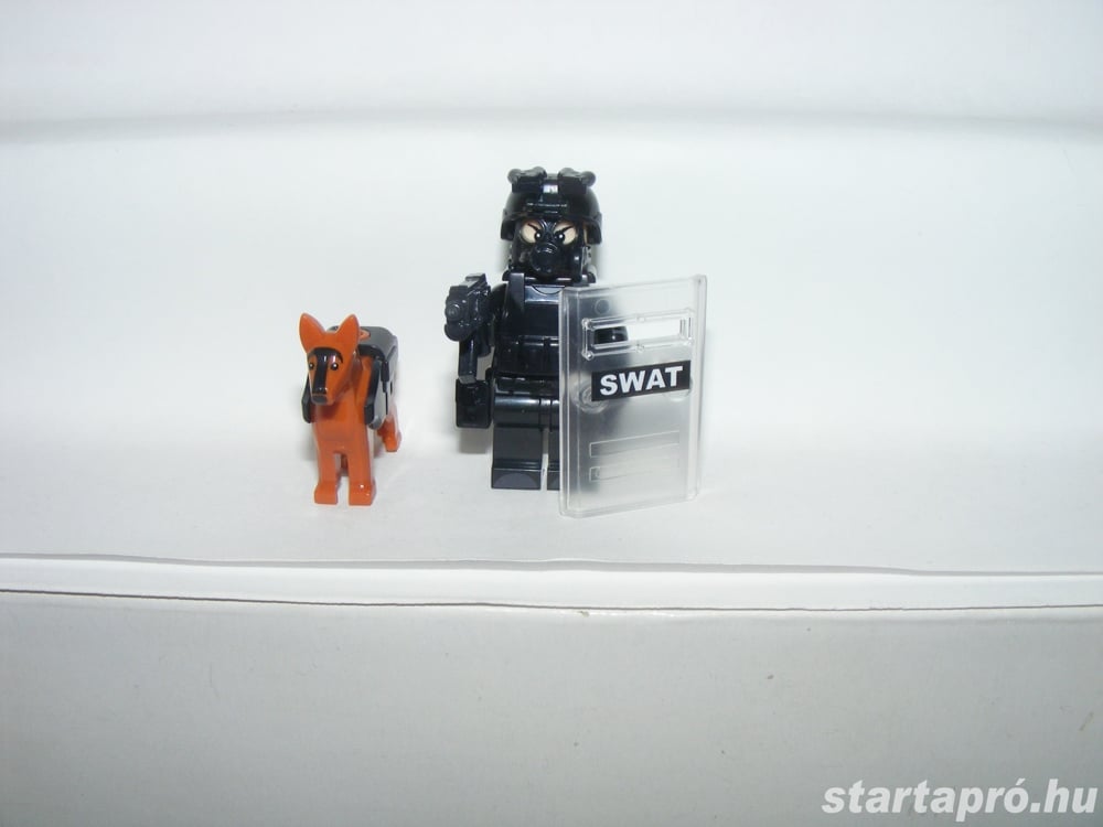 Lego Swat kommandós rendőr katona + őrkutya kutyás őr + Brickarms fegyver