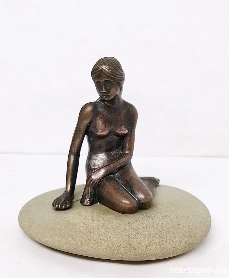 A kis hableány - Koppenhága - bronz figura lapos kavicson - bronz, kő