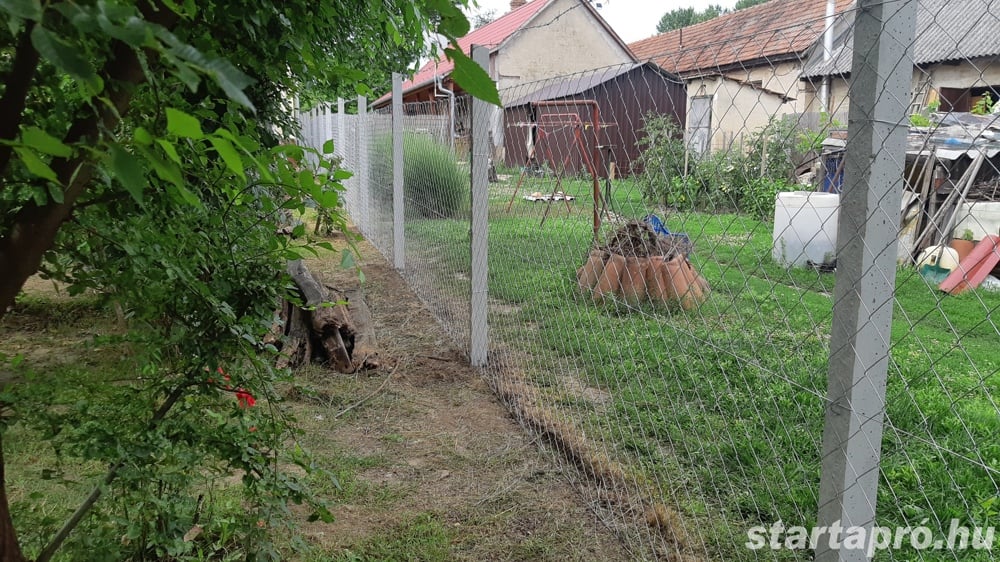 Drótfonat, fonott drót, drótkerítés, vadháló, oszlop, kapu, táblás kerítés!