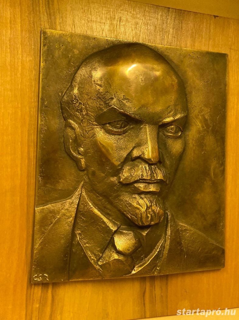 Csíkszentmihályi Róbert (1940-2021) Kossuth díjas szobrász - Lenin c. Képcsarnokos bronz relief 