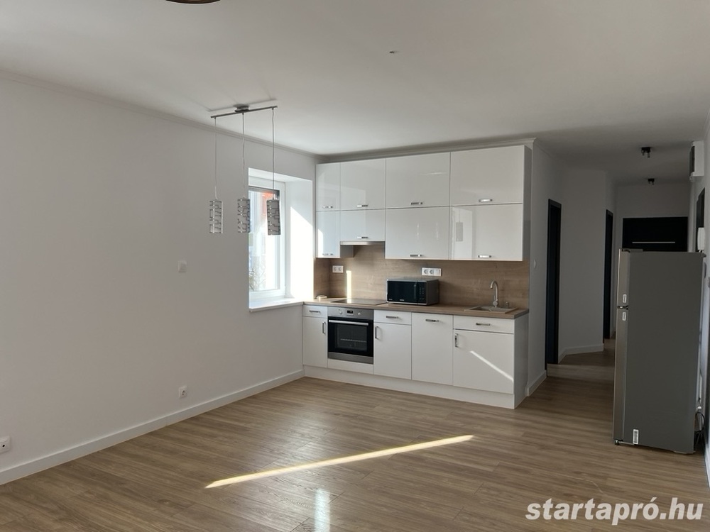 Tiszaújvárosban ízléses, erkélyes új lakás kiadó! 