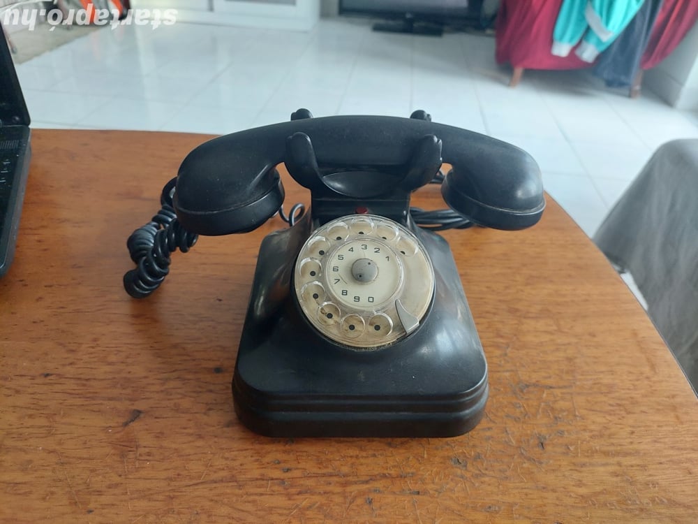 Retro bakelit tárcsás telefon régi csatlakozóval