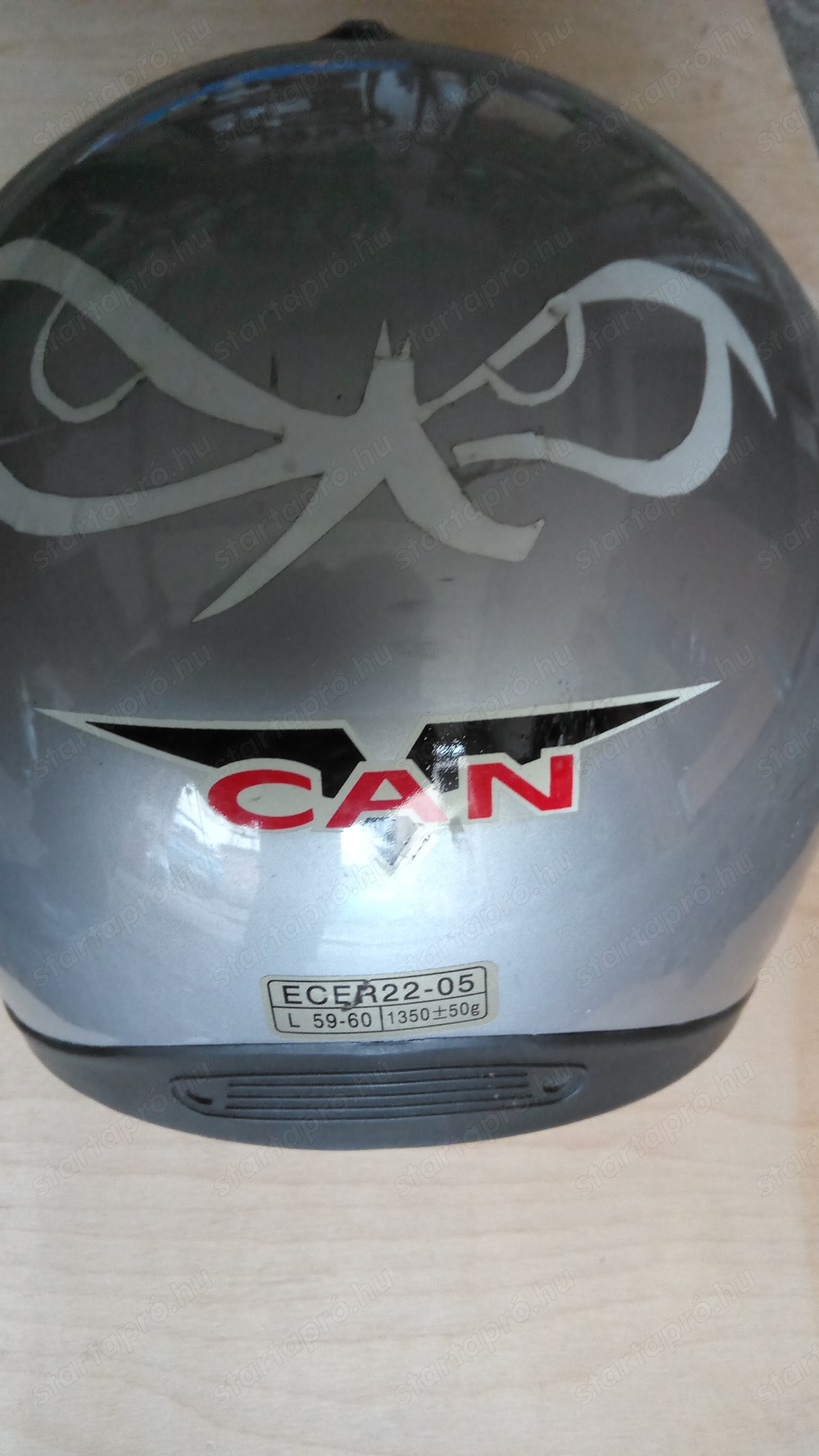 Eladó a képen látható bukósisak !