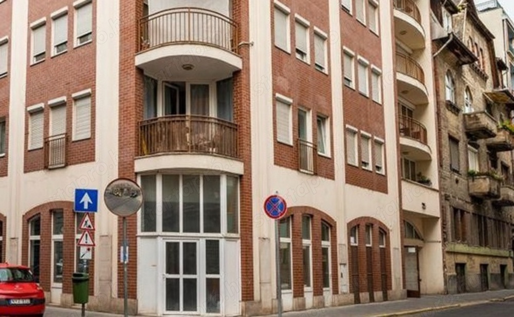 Budapest központi helyén viii. ker. csarnoknegyedben - víg utca és bérkocsis utca sarkán (bejárat a 