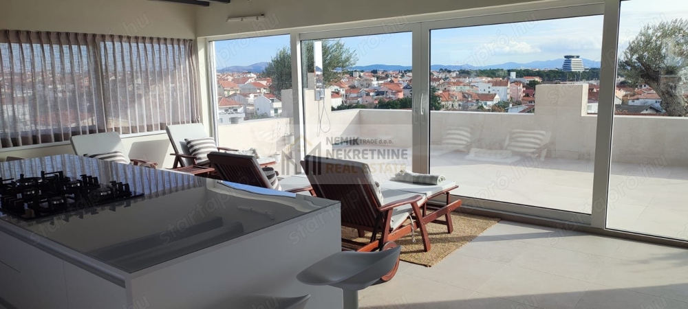 Horvátország, vodice, eladó teljesen berendezett penthouse a központban tetőterasszal