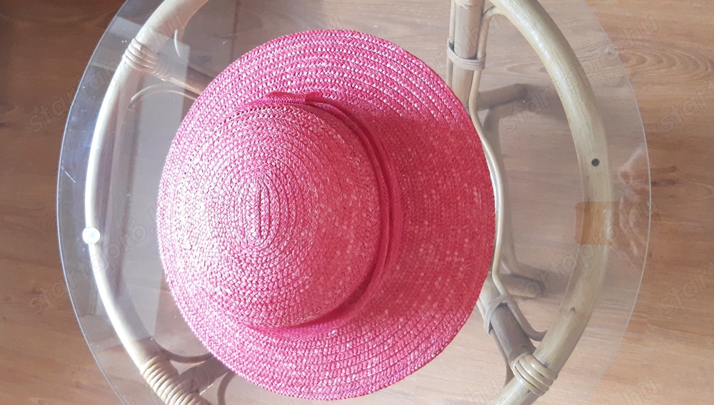 Szép, elegáns női kalap, pink színben eladó. Szép, elegáns női kalap, pink színben eladó.