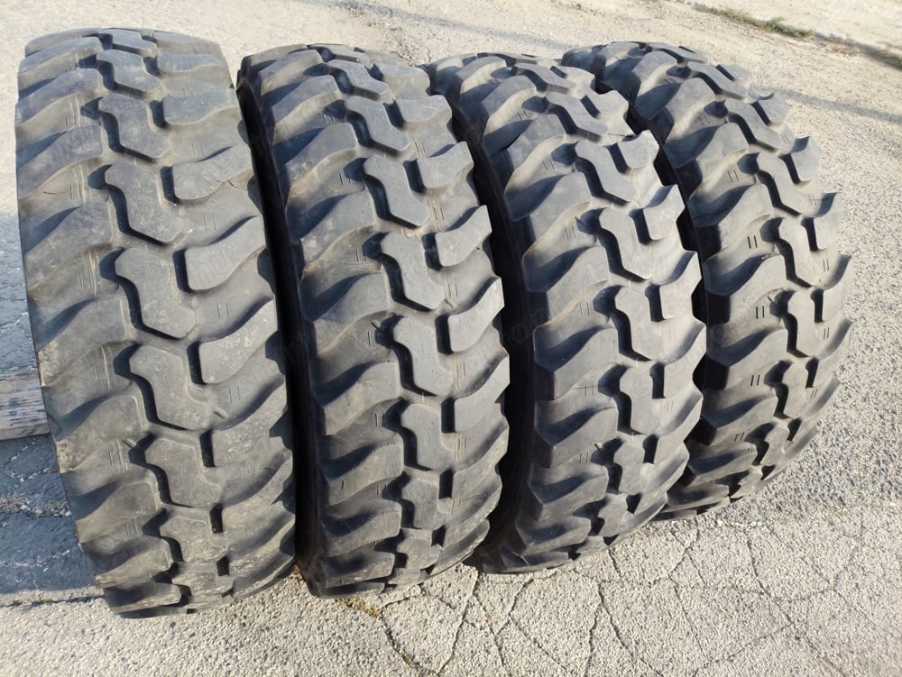 12.5 R20 335 80 R20 használt Dunlop SP T9 rakodógép gumik 12,5 r20 335 80r20 terepgumi