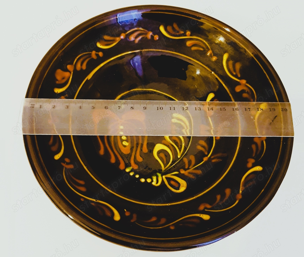 	Virágos, számozott, falra akasztható, sötétbarna népi tányér tál