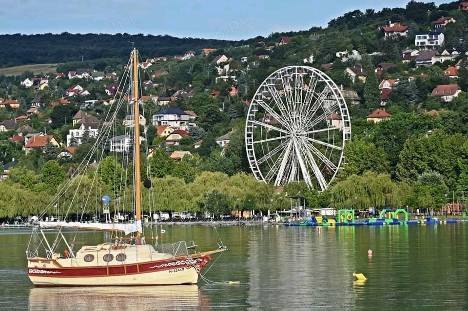 Balatonalmádiban Olcsó strand ,és központ közeli 2-3-4 fős apartman szállások .  Vízpart:kb.300m  MO