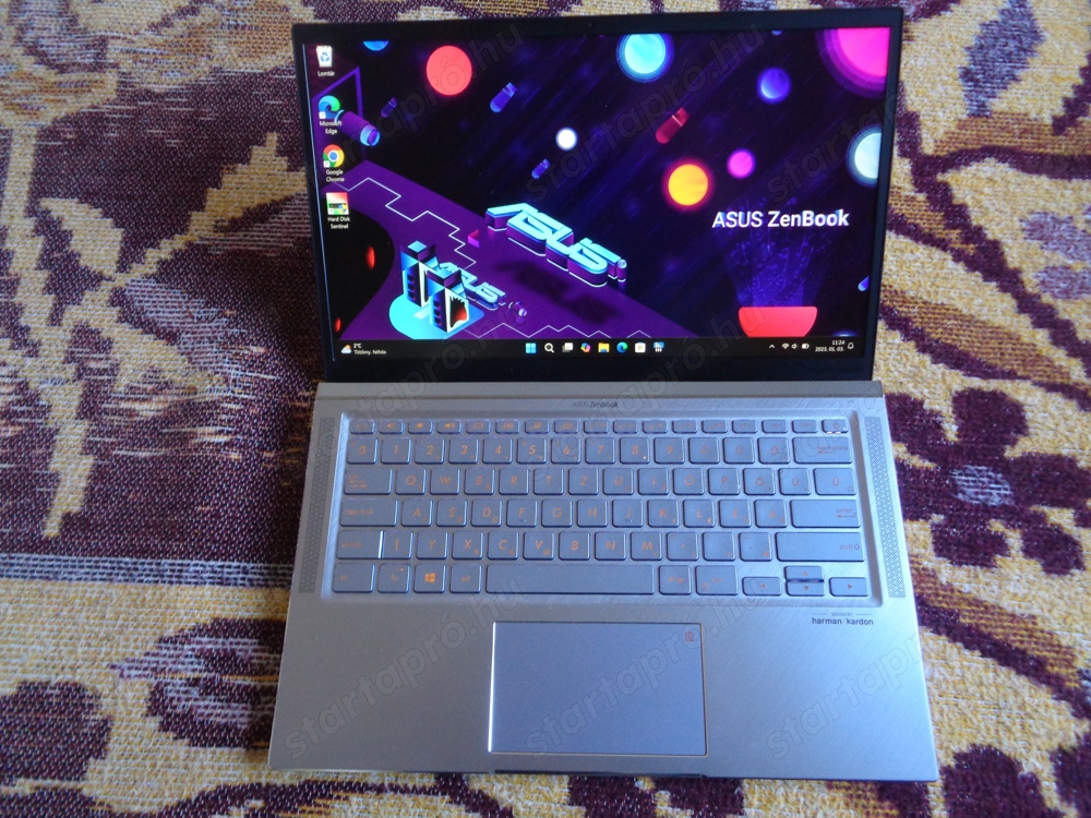 Asus Zenbook AMD Ryzen 5 3500U 8 GB Ddr4 Full HD Ips jó aksi.