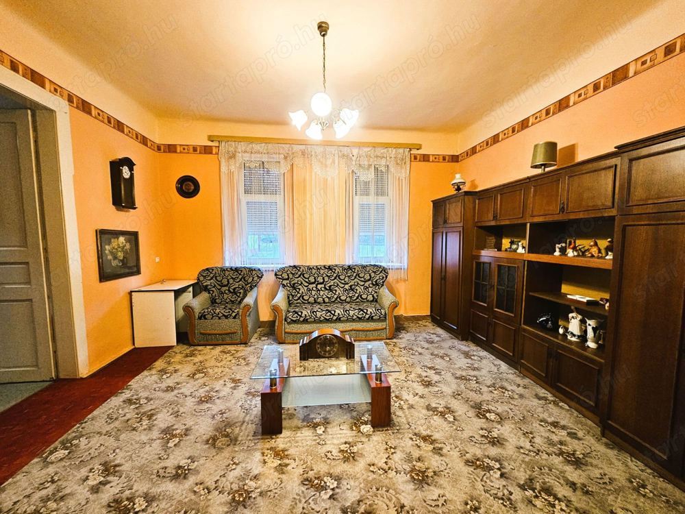 Tompa központjában 2 szobás lakás, nagy garázzsal, melléképületekkel!