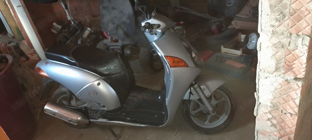 Honda NES 125 robogó