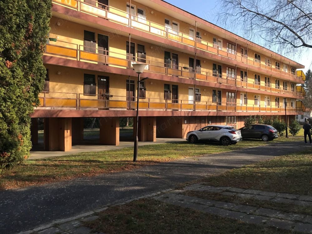 Keszthelyen a Helikon-ligetben harmadik emeleti, 26 m2-es, egy szobás, üdülő apartman eladó