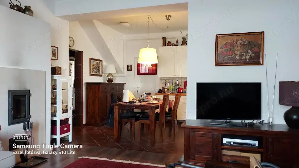 Újpesten 116 m2-es 3 szobás házrész eladó 30 m2-es pincével,24 m2-es  garázzsal.