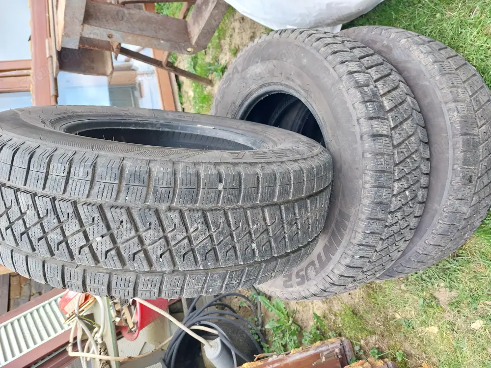 Lassa  215 65 R15C 104 102T 2 darab nagyon jó állapotban profii 7.8-8 mm dot;2423 a harmadikat oda a