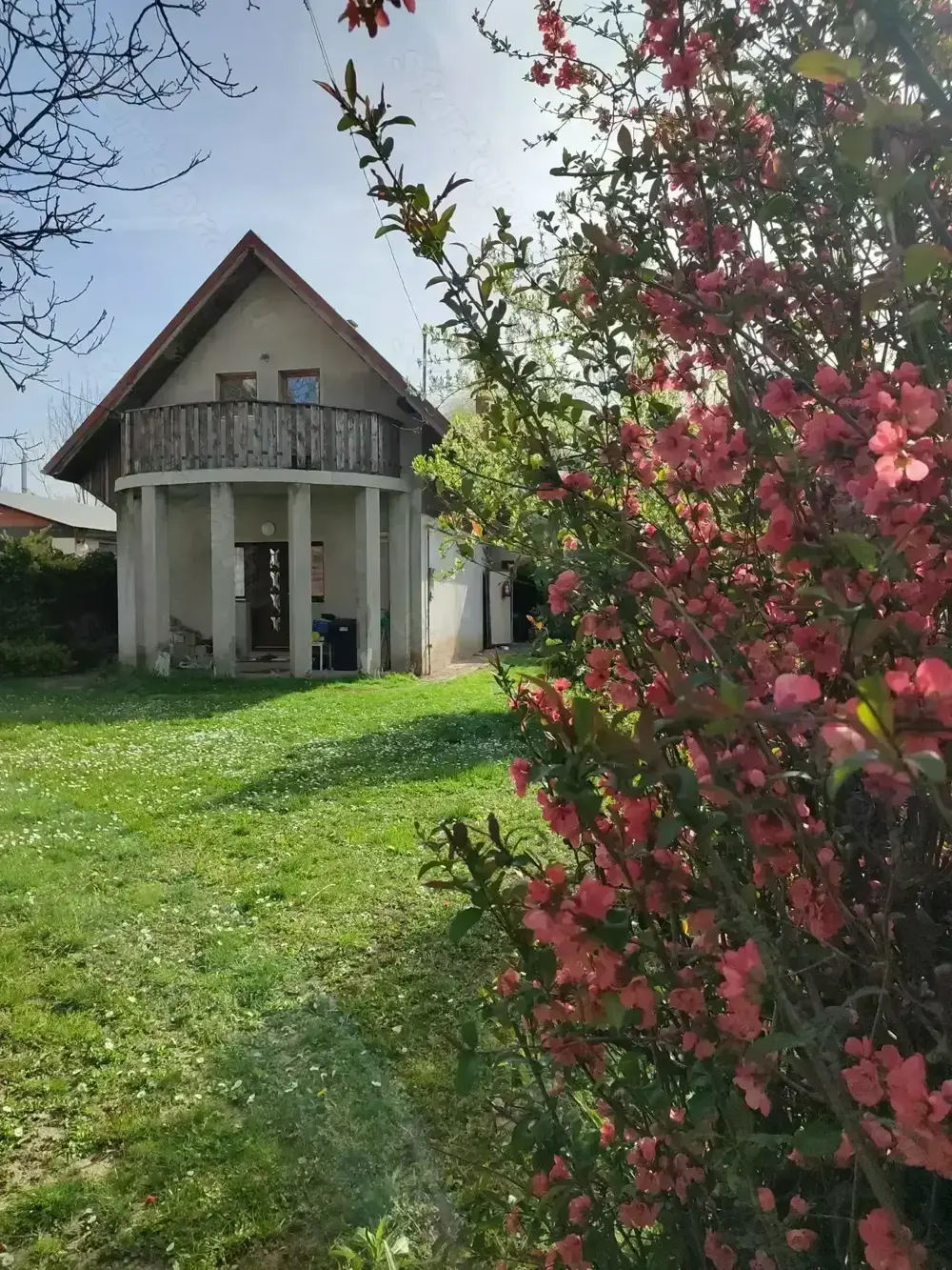 Óbuda határában, önálló ingatlan eladó, kék busz sárga busz MÁV vonalán.
