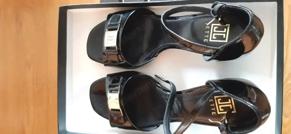 JETTE márkájú, magas sarkú, fekete szandál eladó.