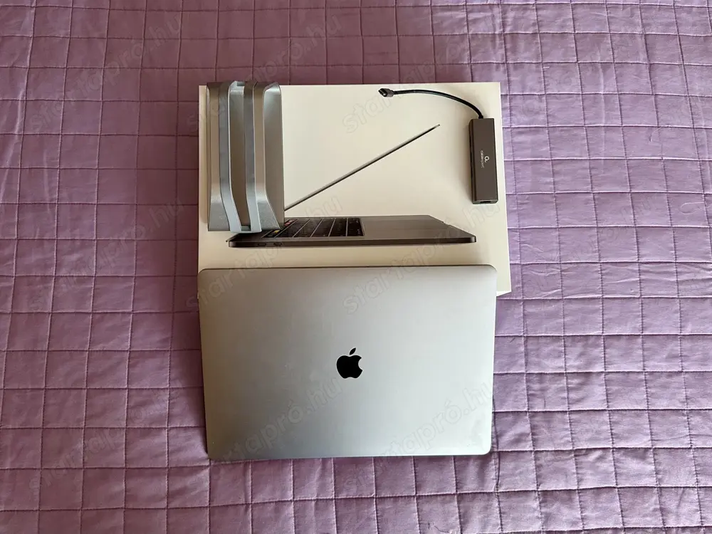 Eladó MacBook Pro 15  (2018)   i7   16GB   512GB   Radeon 560X   csak külső monitorral használható
