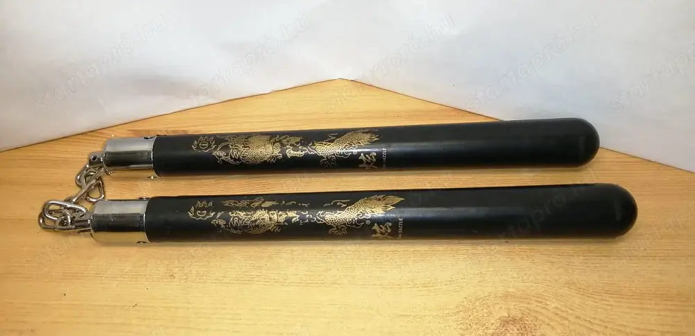 Nunchaku sárkány motívumokkal kemény gumiból készült Nunchaku sárkány motívumokkal kemény gumiból készült