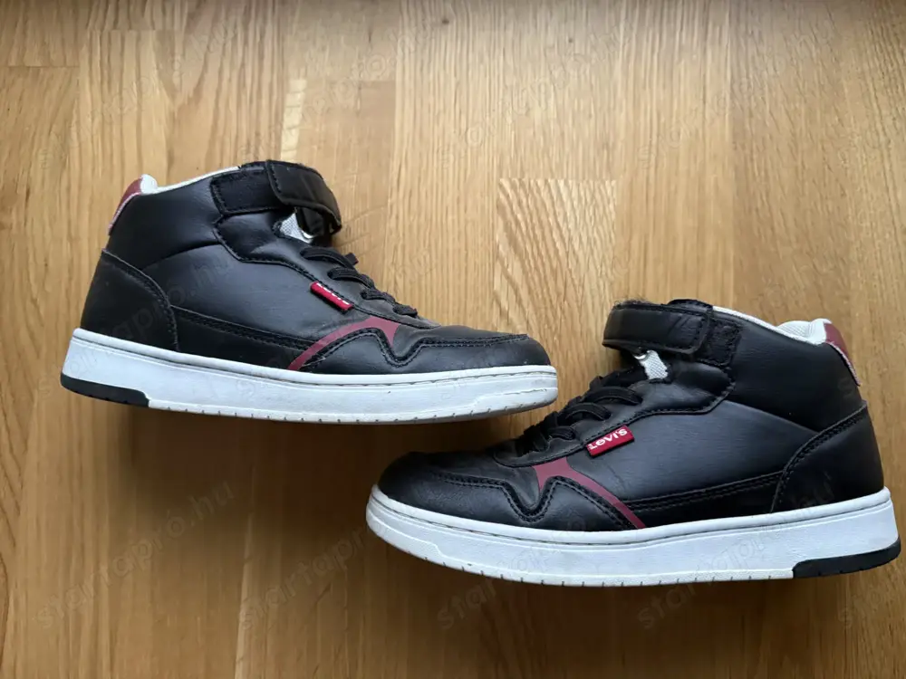 34 es Levi's fekete magasszárú sportcipő VIRV0032S 5000 Ft