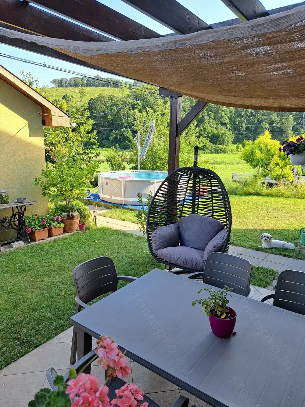 Örökpanorámás családi ház eladó Pencen