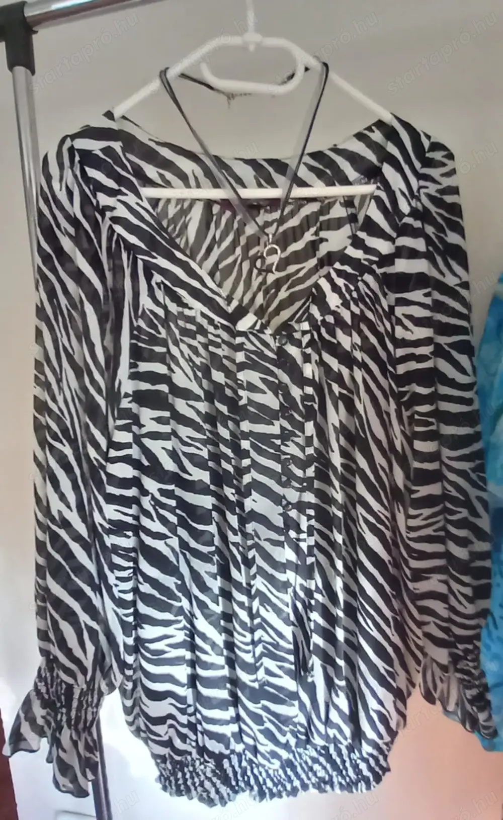 Fekete-fehér szaténszalagos , strasszköves szív medálos nyaklánc eladó