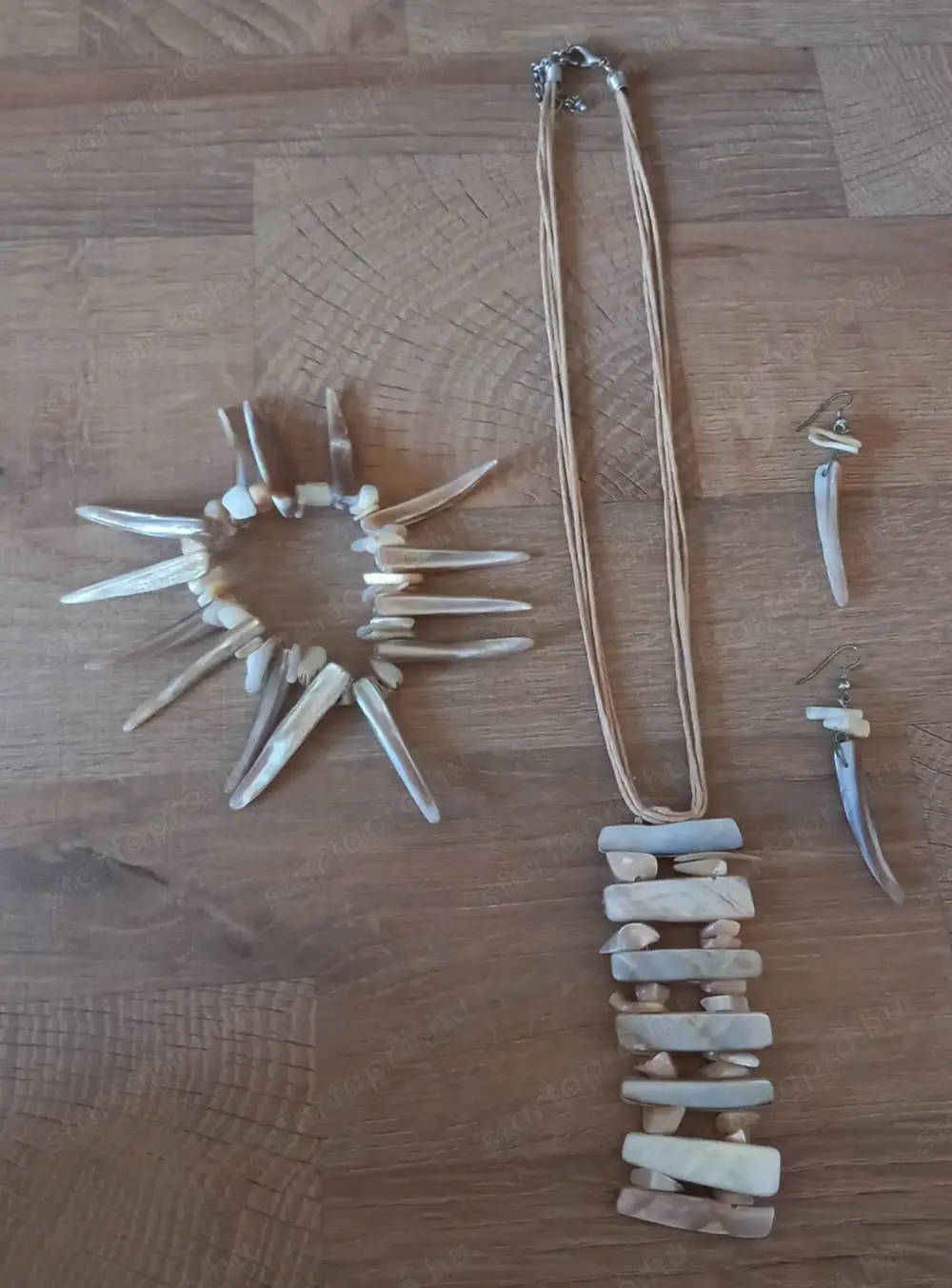 Nikkelmentes, gyöngyház, nagyon klassz nyaklánc, karkötő , fülbevaló eladó