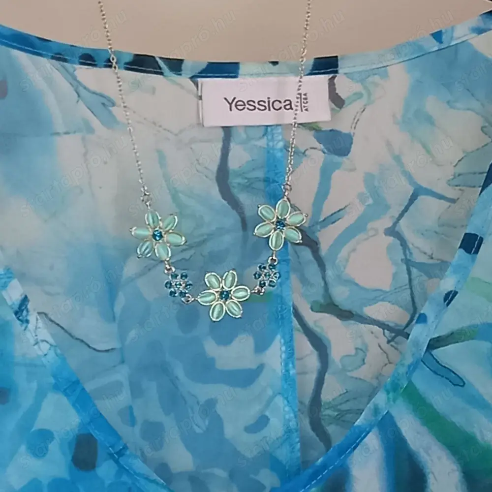 Különleges színű, kék virágos medál nyaklánccal eladó, új!