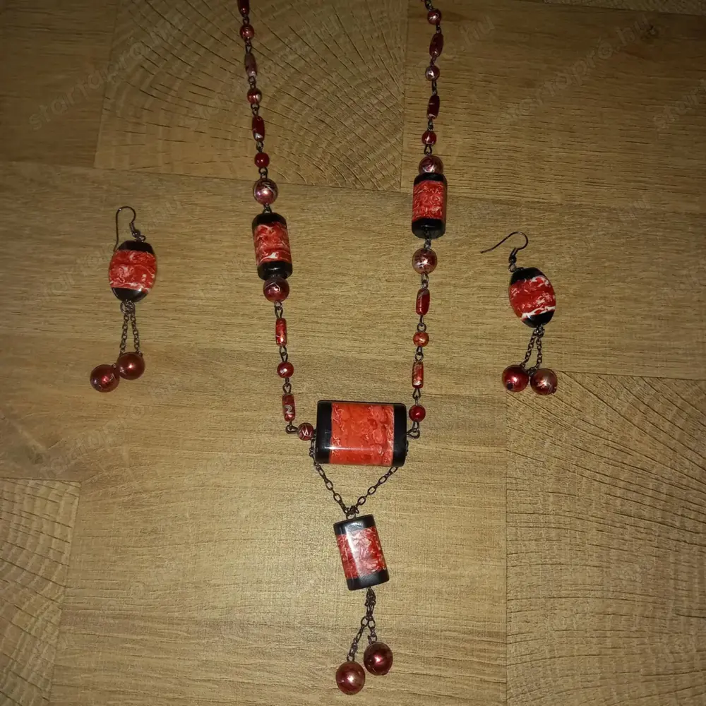 Antiallergén, korall-fekete színű nyaklánc fülbevalóval eladó