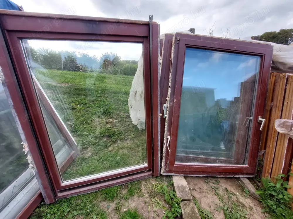 Egyben is 6 db fa bukó-nyiló hőszigetelt 2 réteg üveg 108 x 148 cm kép szerinti jó állapotba. Kivül Egyben is 6 db fa bukó-nyiló hőszigetelt 2 réteg üveg 108 x 148 cm kép szerinti jó állapotba. Kivül