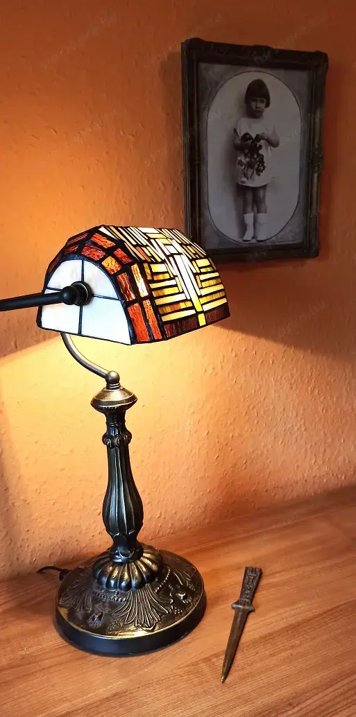 Tiffany banklámpa. A búra ÜVEG! Nem műanyag. Új, hibátlan.