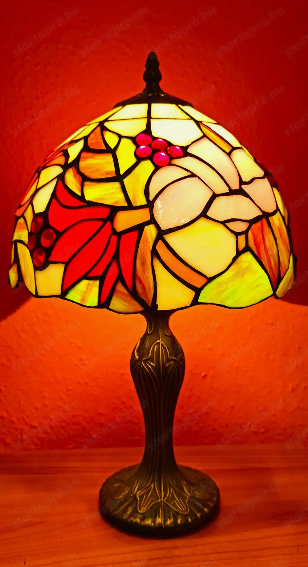 Tiffany lámpa. Ha kettőt veszel, 6 000 Ft kedvezmény. Új, hibátlan. A búra ÜVEG! Nem műanyag. 