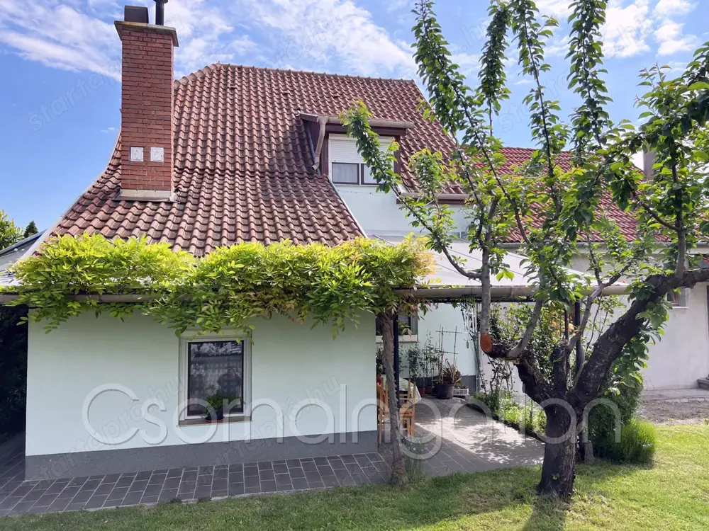 Fertőrákos - beépített tetőterű, 2 lakrészes ház eladó