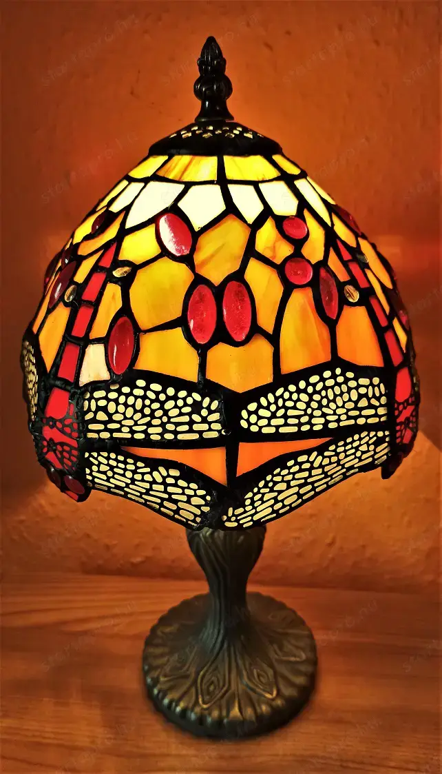 Tiffany lámpa. A búra ÜVEG! Nem műanyag. Új, hibátlan. Szecessziós szitakötő motívummal. 