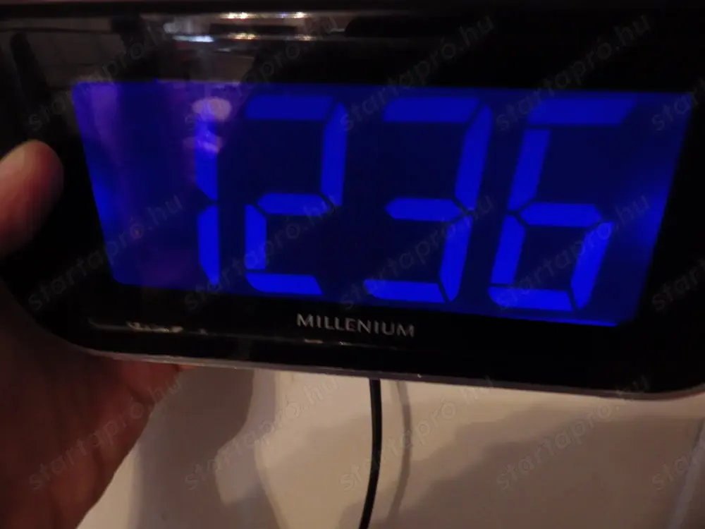 Ébresztő óra NAGY KÉK kijelzős!  Kijelző mérete: 5X12 cm Rádiós ébresztést is tudja. . Megkímélt jól