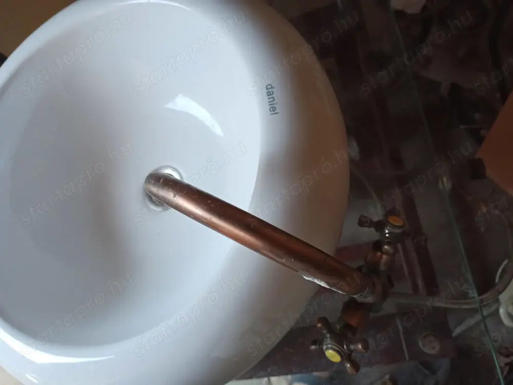 Kézmosó egyedi üveglapon