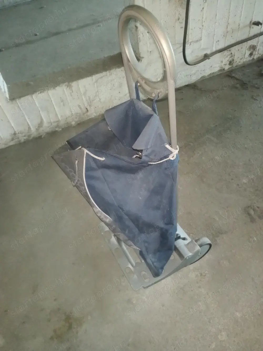 Eladó használt  2 kerekű húzó kocsi banyatank erős anyagból  15000ft  hagyatékból eladó massziv lehe