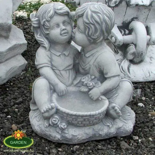 Gyerekek virágtállal szobor