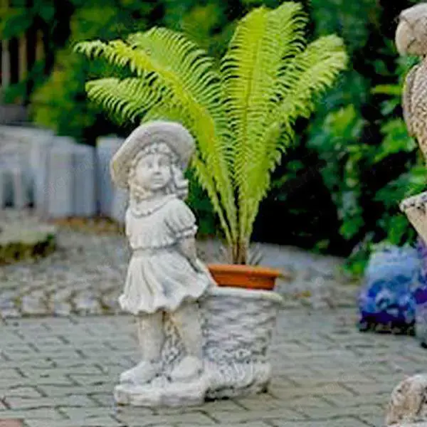 Virágkosarat húzó lány szobor