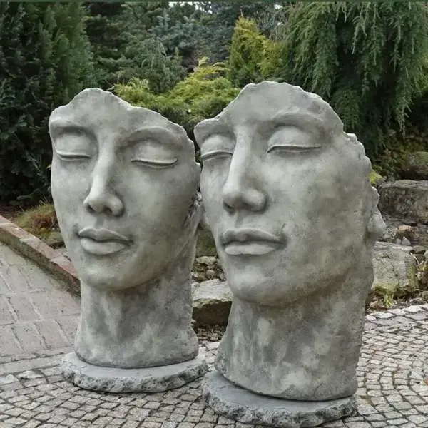 Modern szobor férfi arc