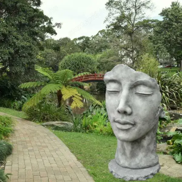 Modern szobor női arc