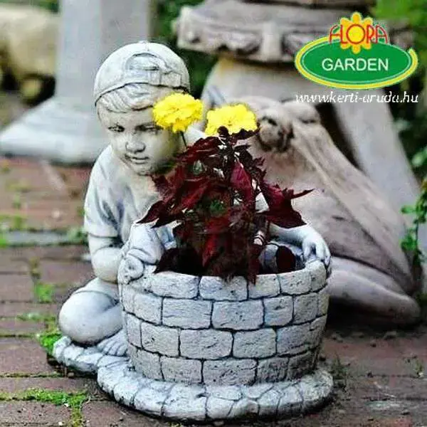 Kültéri virágtartó békás fiú