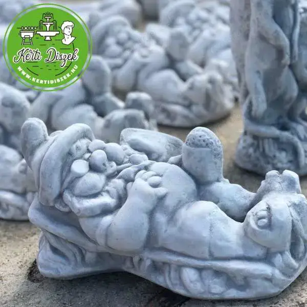 Napozó kerti törpe szobor