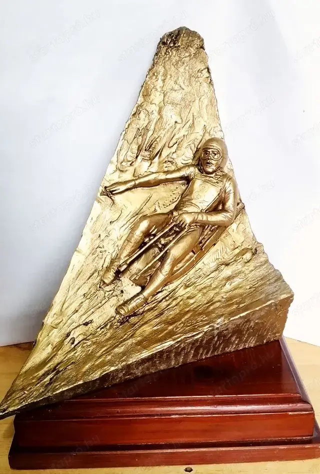 Szánkózó lesikló sport relikvia szignált műgyanta szobor fa talapzaton