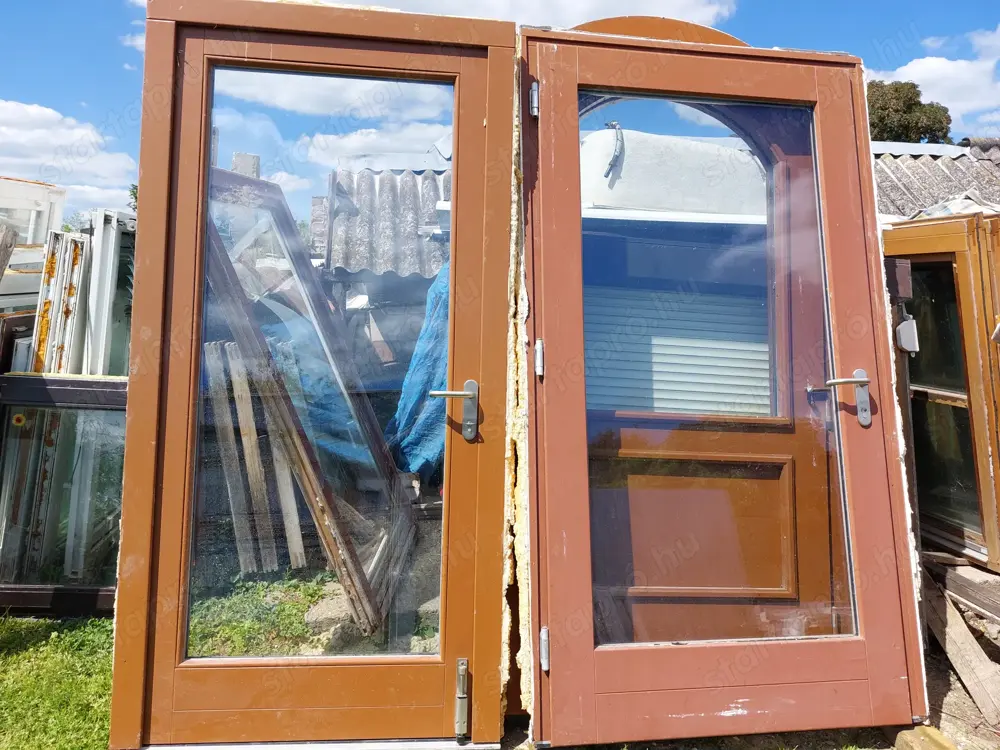 Egyben is 2 db hőszigetelt üveges fa mind 2 oldalt kilincses zárható aluminium küszöbős ,alul becsuk